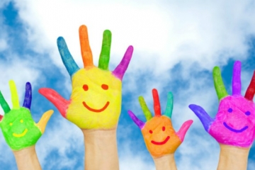 cropped-colourful-pained-hands-Fotolia_64817762_S-Vitalinka-600